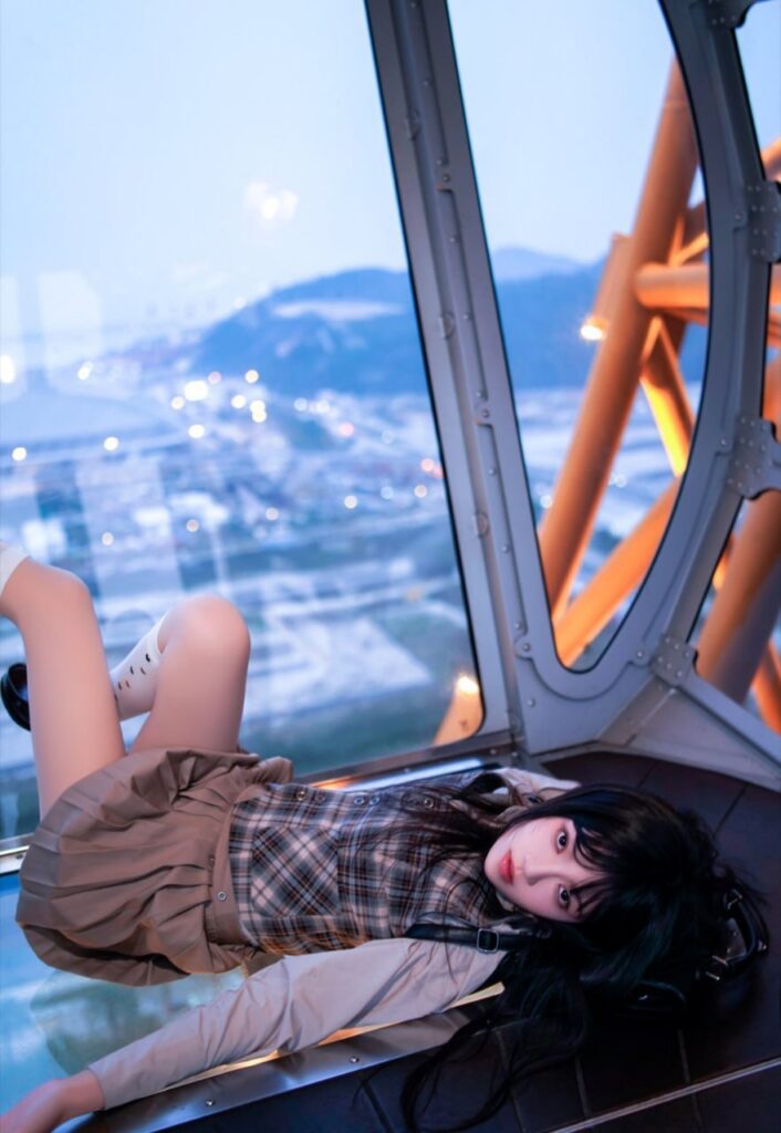 "一位年轻人在上海的高端聚会上与成功企业家交谈"