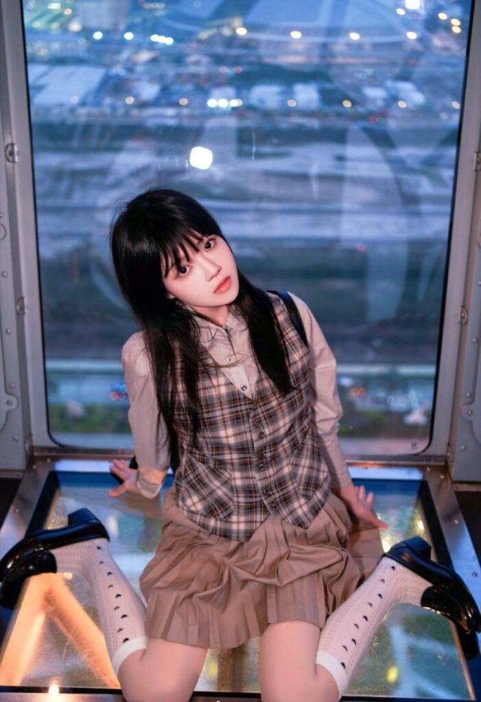 "一对情侣在咖啡馆里愉快地交谈,享受包养关系中的美好时光"