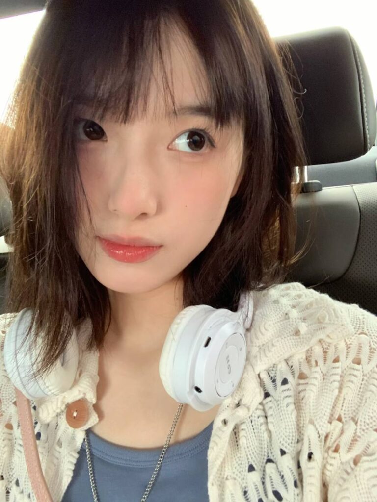 "一位年轻女孩在咖啡馆里与金主会面的场景"