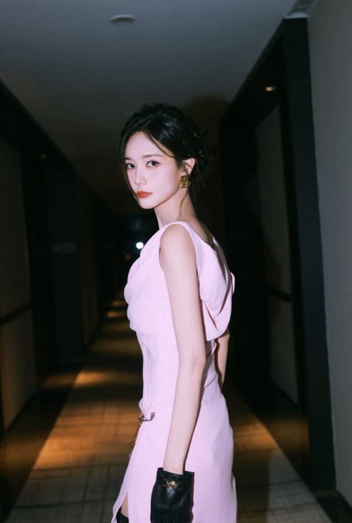 "一对情侣在咖啡馆里愉快地交谈,展示包养关系中的沟通技巧"