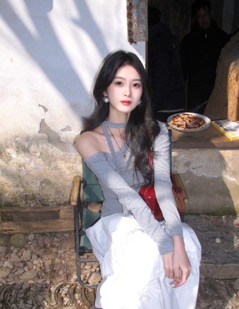 "一对情侣在公园里散步,享受着彼此的陪伴"