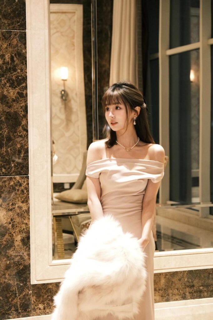 "一对幸福的情侣在公园散步,享受着彼此的陪伴"