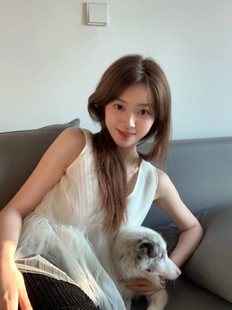 "一位年轻女子和一位年长的男士在奢华聚会上交谈"