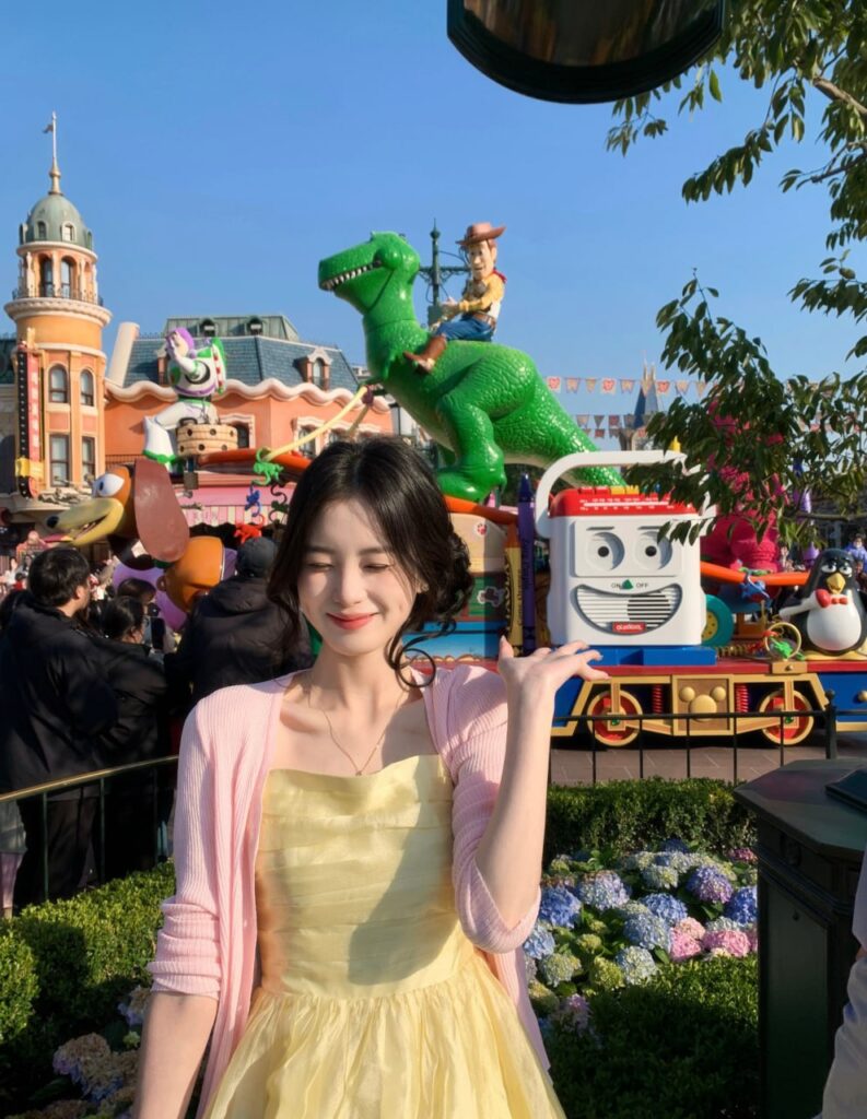 "一位金主和体贴情人在咖啡馆愉快交谈的场景"