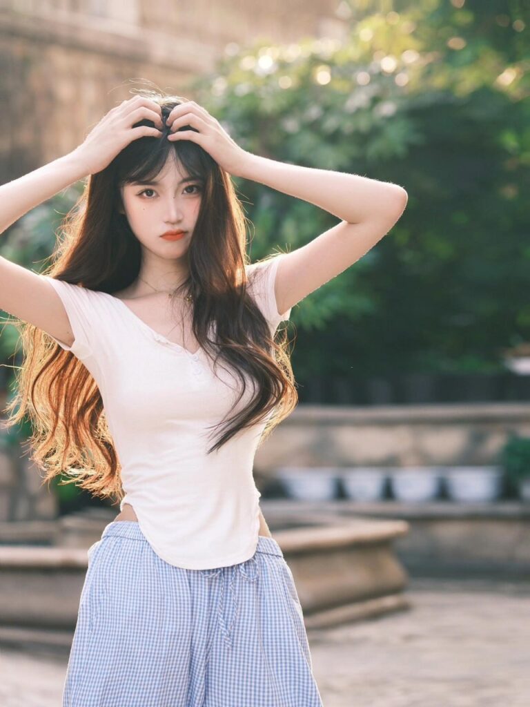 "一位年轻的金主爸爸在咖啡馆里与包养对象进行隐秘约会"