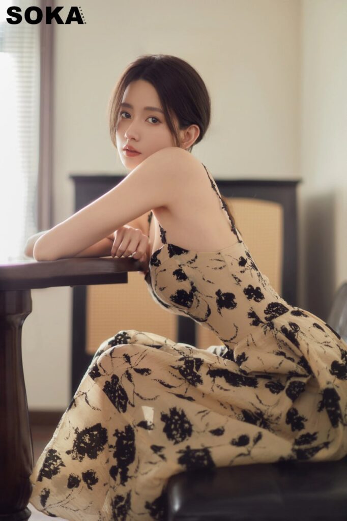 "一位年轻女性在咖啡馆里认真阅读包养协议的场景"