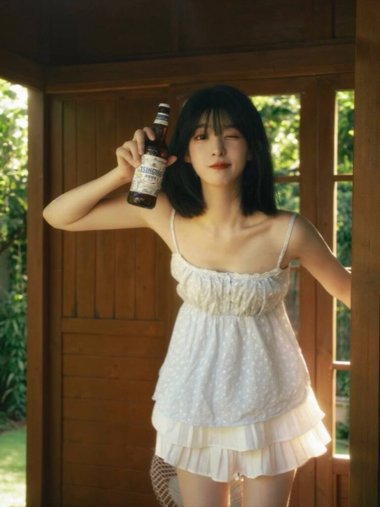 "一位女孩和一位金主在咖啡馆愉快交谈的场景"