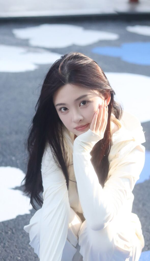 "小丽和老王在咖啡馆聊天的场景"