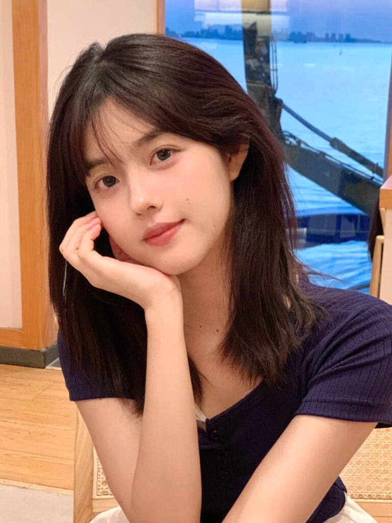 "一对情侣在公园散步,享受着包养关系中的美好时光"