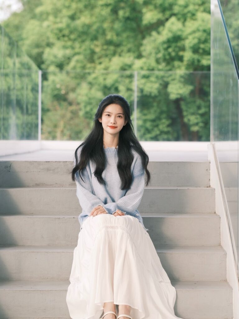 "一位金主和他的包养对象在商务会议上讨论创业计划"