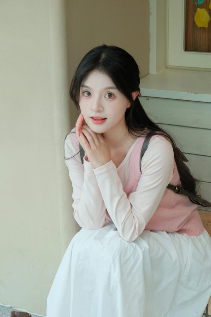 包养基础知识全攻略的封面图，展示包养平台和风险防范的概念