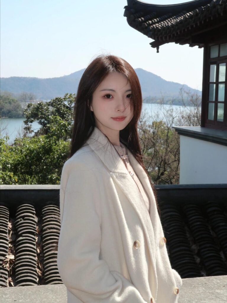 "一对情侣在餐厅享受浪漫的晚餐"