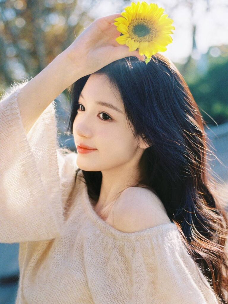 "一名年轻人站在上海的繁华街道上，展望未来"