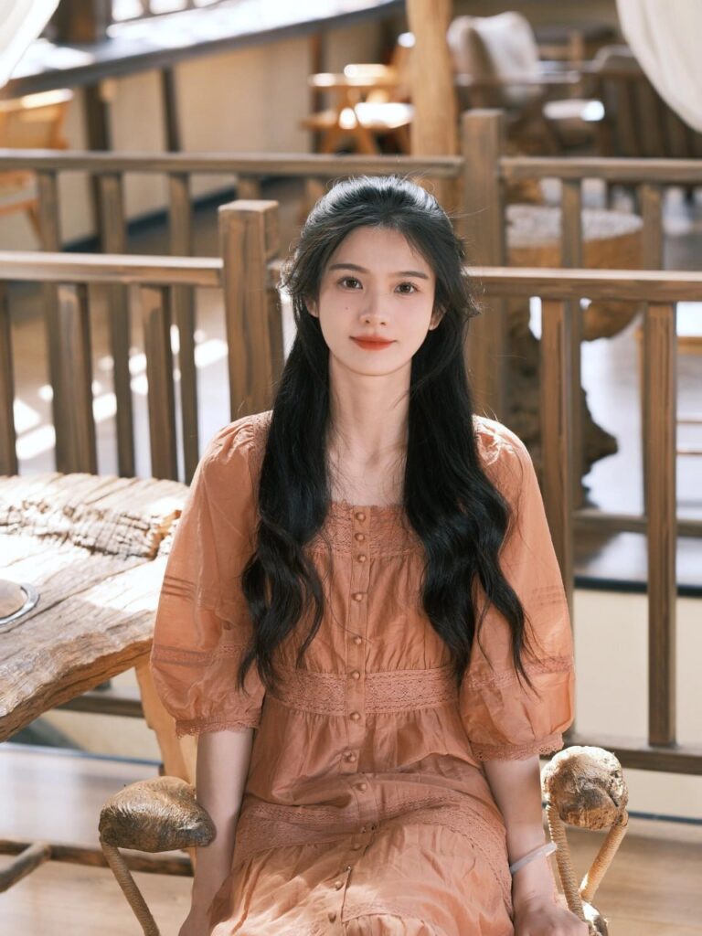 "一位年轻女孩在城市包养交流群中与年长金主沟通的场景"