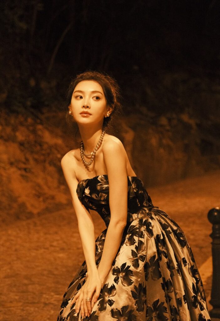 "一位年轻女子在艺术展览上自信地微笑"