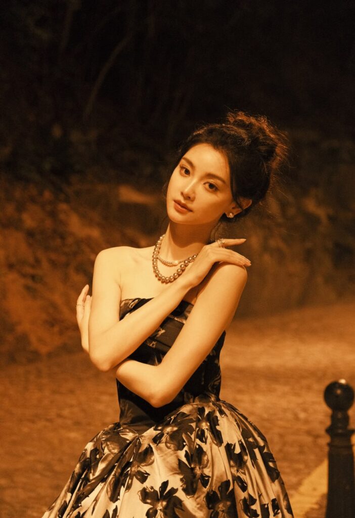 "一位年轻女孩在咖啡馆里思考包养关系中的信任与界限"