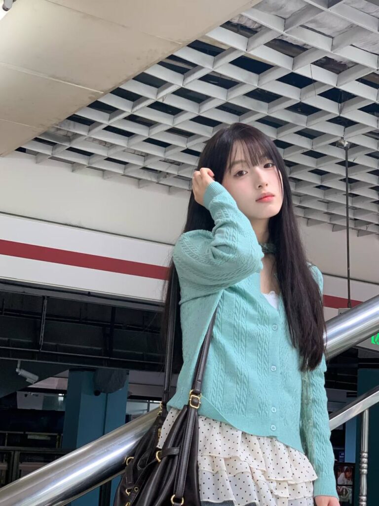 "一对情侣在公园里散步，享受着轻松愉快的时光"