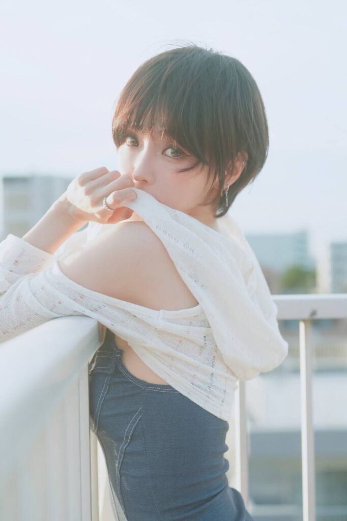 "一位金主和他的包养对象在高档餐厅共进晚餐"