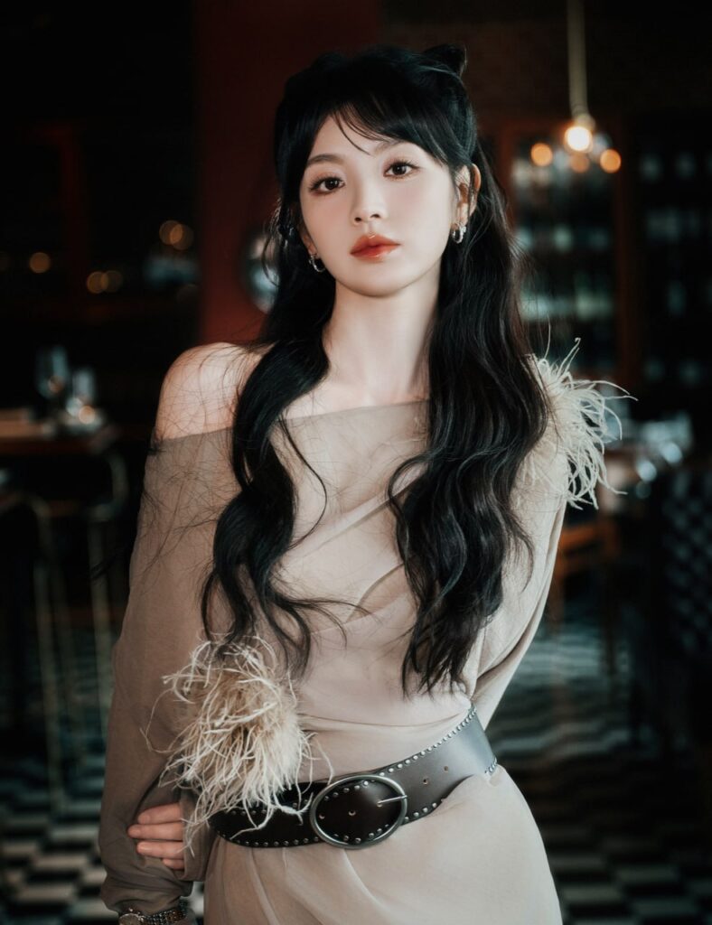 "包养高端圈子里的男女在享受奢华生活的场景"