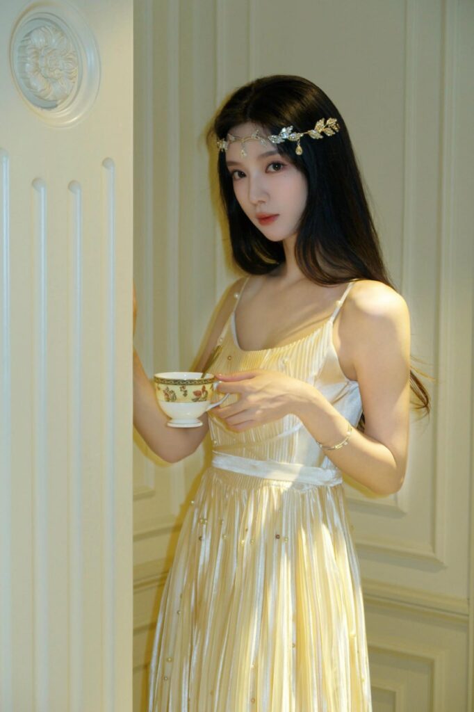 "一位年轻的创业者与他的包养伴侣在咖啡馆里认真交谈"