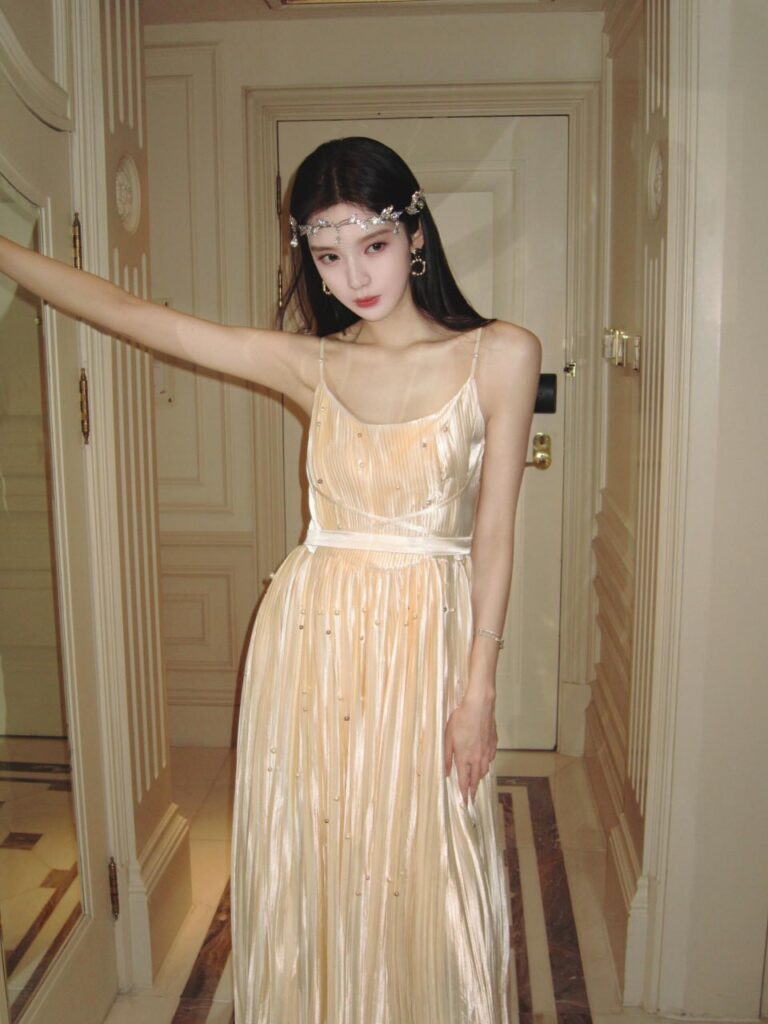 "一对情侣在浪漫的餐厅约会，桌上摆着精美的礼物"