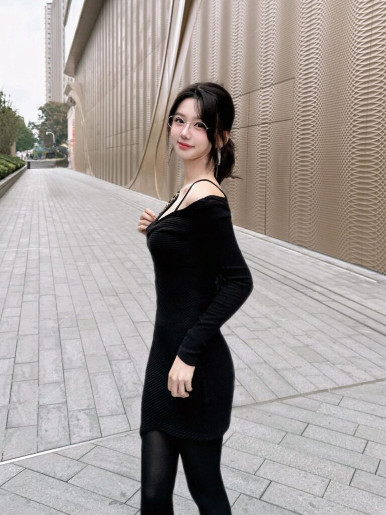 "一对情侣在咖啡馆里愉快地交谈"