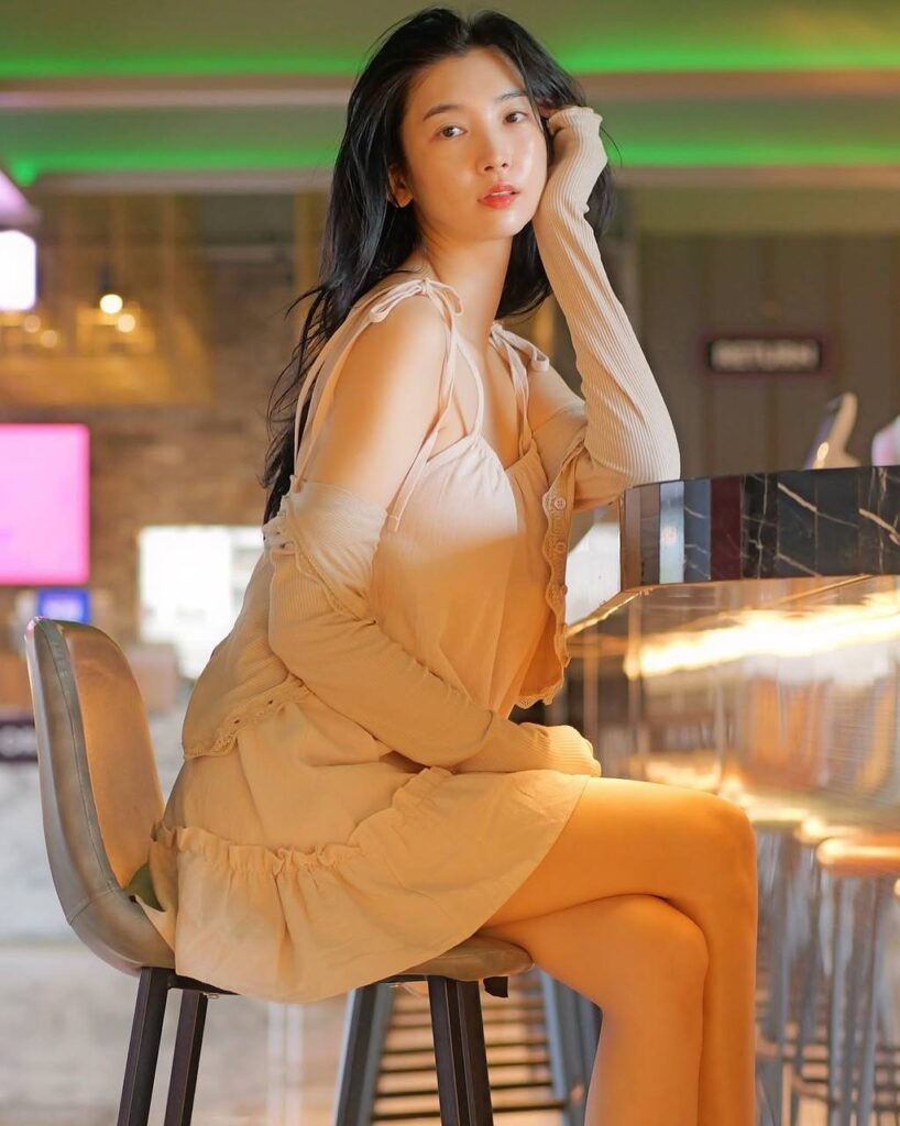 "一位女性通过包养关系实现自我提升和创业的成功故事"