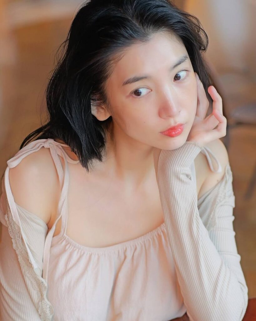 "一对情侣在公园里散步，享受着甜蜜的时光"