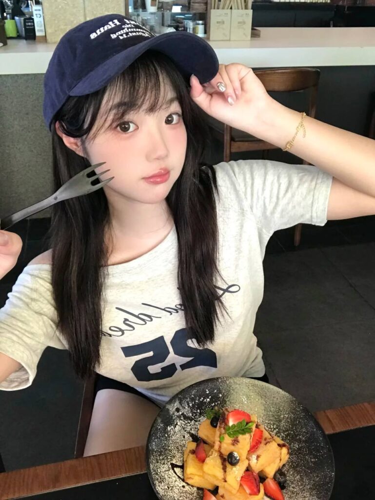 "一位金主爸爸与包养女伴在咖啡馆愉快交谈的场景"