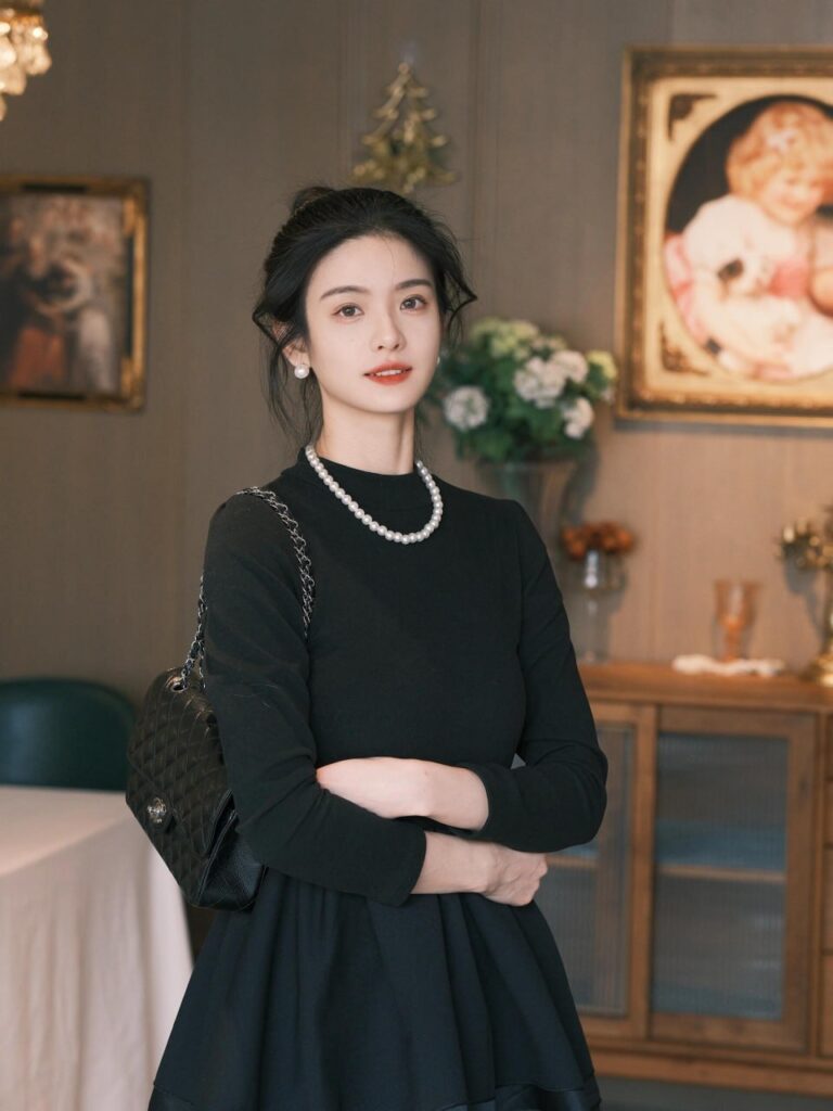 "一位年轻女子在上海的繁华街道上漫步"