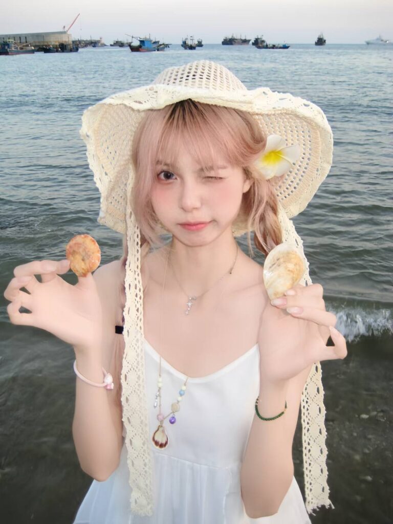 "一位年轻人在高端社交场合与金主交谈"