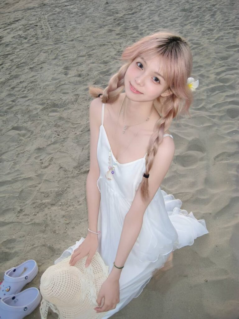 "一对情侣在咖啡馆里愉快地交谈，展示包养关系中的沟通艺术"