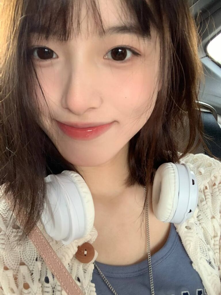 "一对情侣在高档餐厅享受浪漫晚餐"