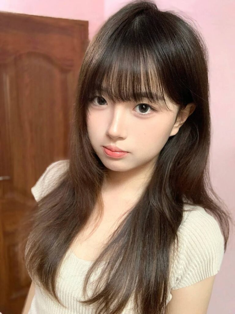 "一位年轻女孩和一位男士在上海外滩的咖啡馆里交谈，背景是繁华的城市景象。"