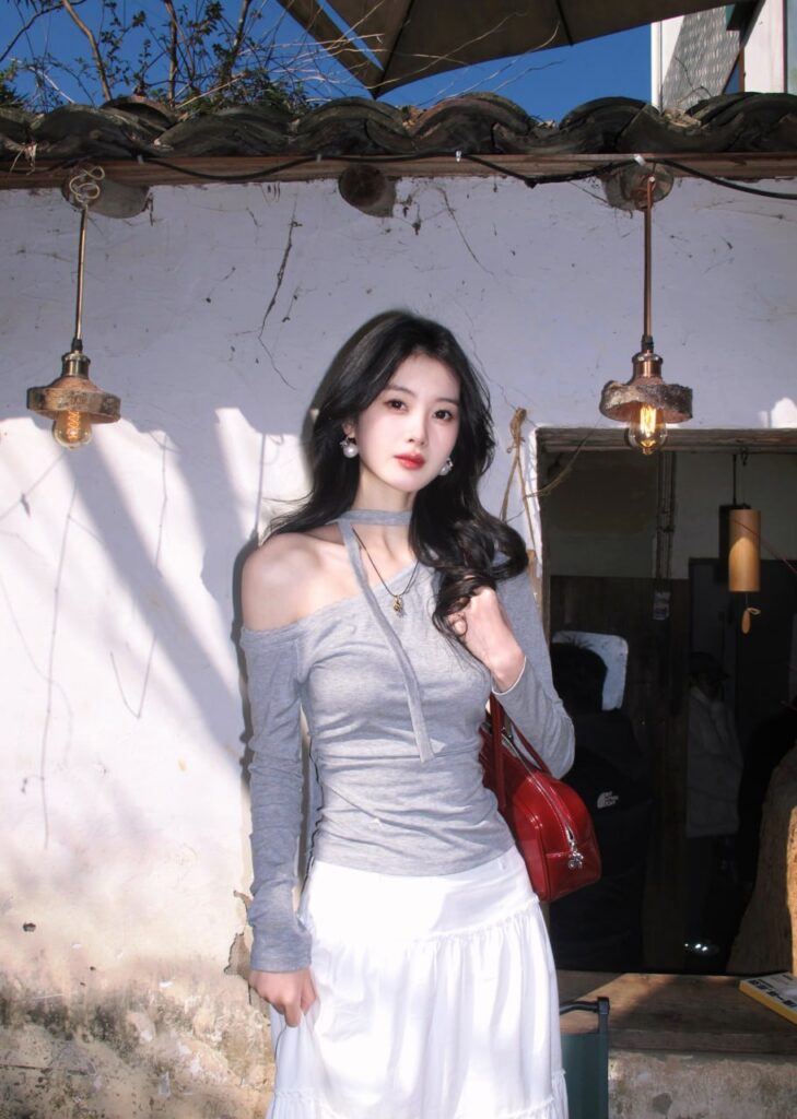 "包养圈层中的优质女生和金主在高端社交活动中交流"