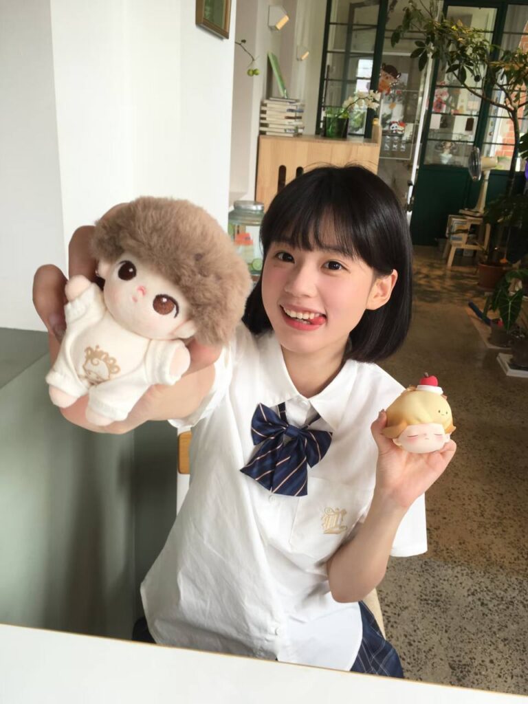 "一位年轻女生和一位成熟男士在上海的高端社交活动上相遇的场景"