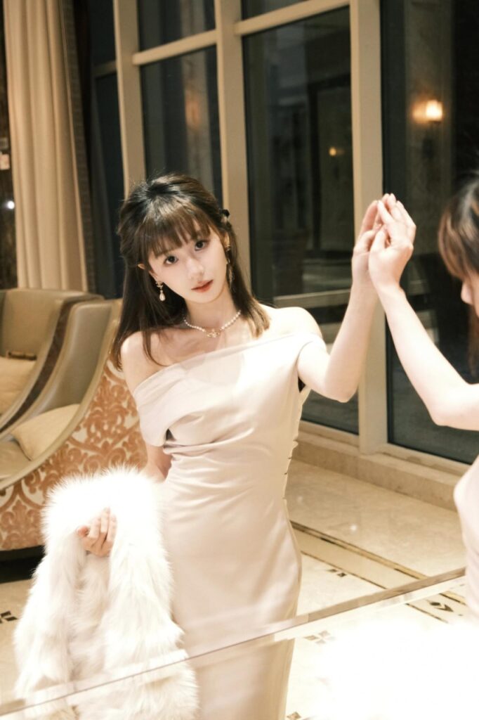 "一位年轻女孩在咖啡馆里与一位年长的绅士愉快地交谈"