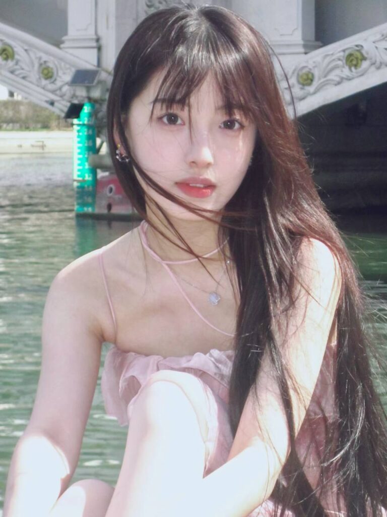 "包养模式多样的图示，展示各种包养平台和资源整合方式"