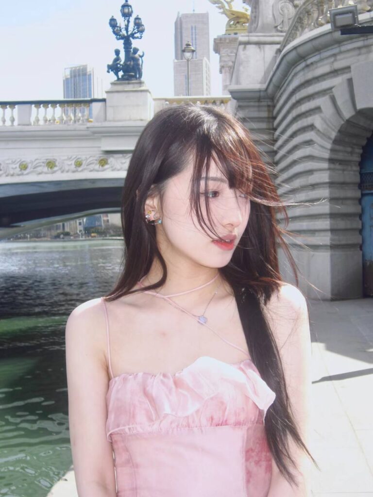 "一位年轻人在深圳的城市街道上思考着自己的创业之路"