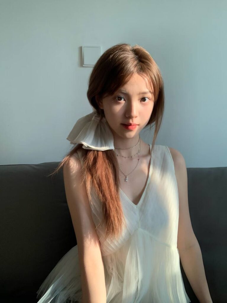 "一对情侣在浪漫的约会中，享受着彼此的陪伴和关怀。"