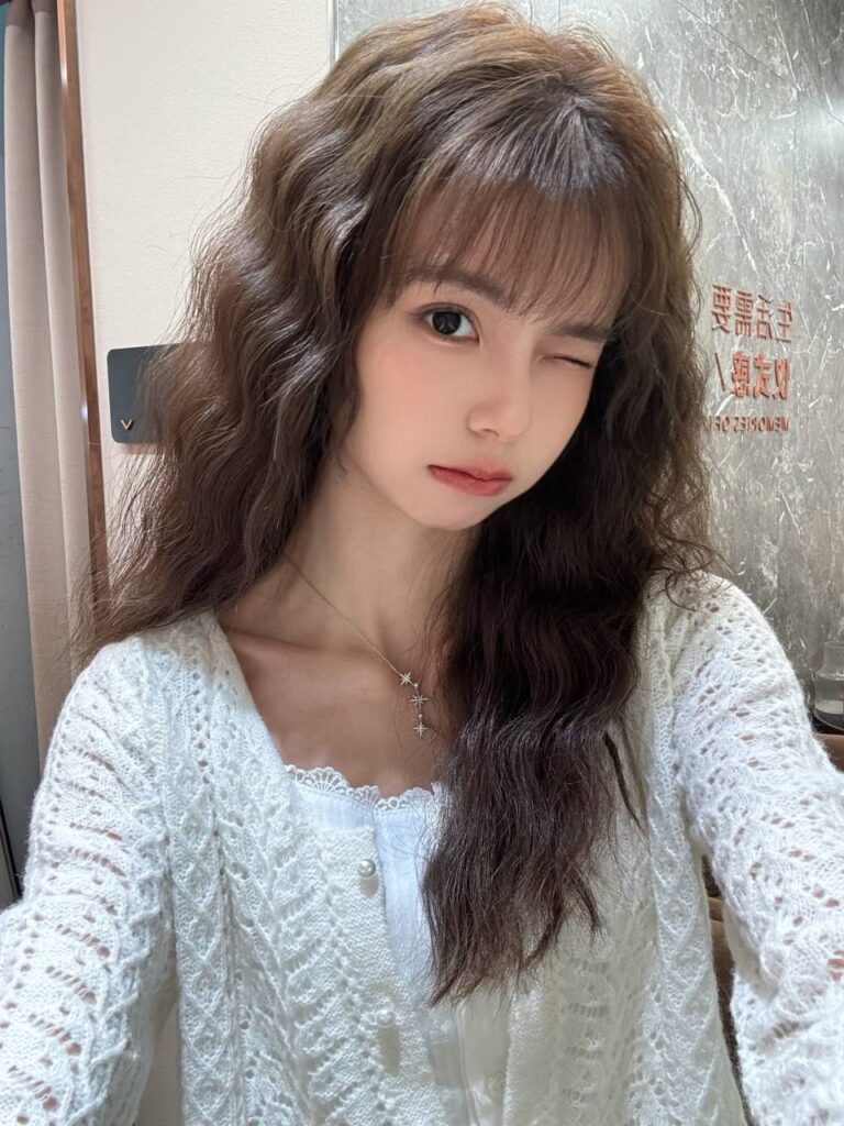 "一对情侣在高端餐厅享受浪漫晚餐"