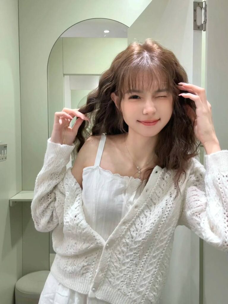 "一对情侣在咖啡馆里愉快地交谈，展示包养关系中的信任与安全"