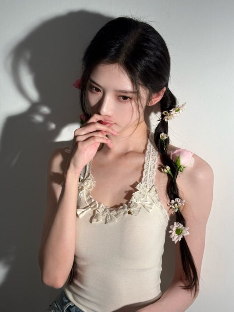 "一位金主在电脑前浏览包养女生平台，寻找安全可靠的包养对象"