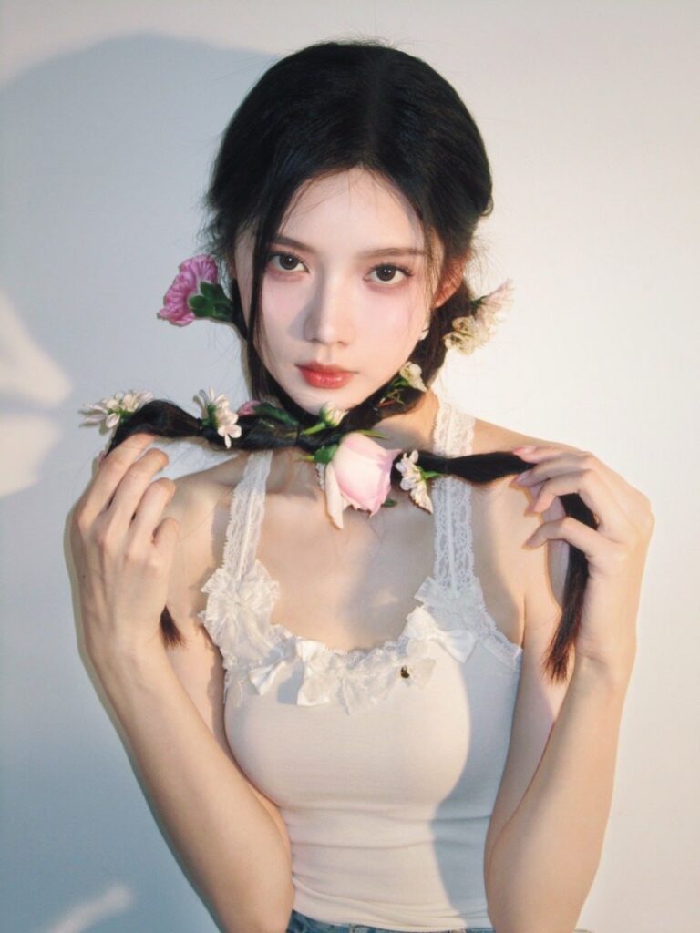 "一对情侣在咖啡馆愉快地交谈"