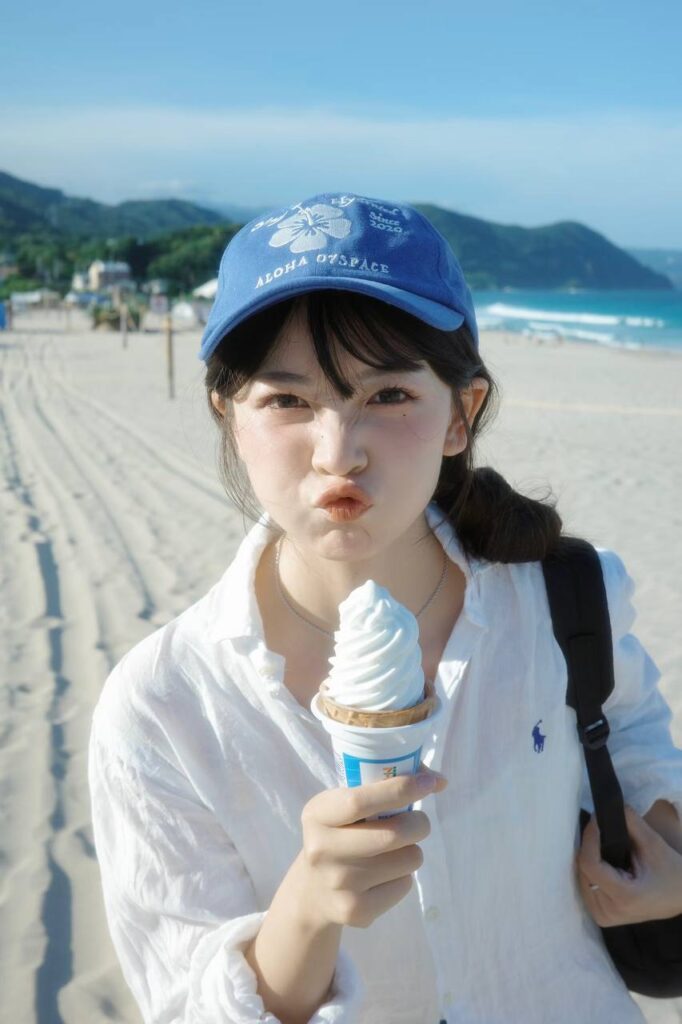 "一位年轻的企业家与他的包养实习生在办公室讨论工作"