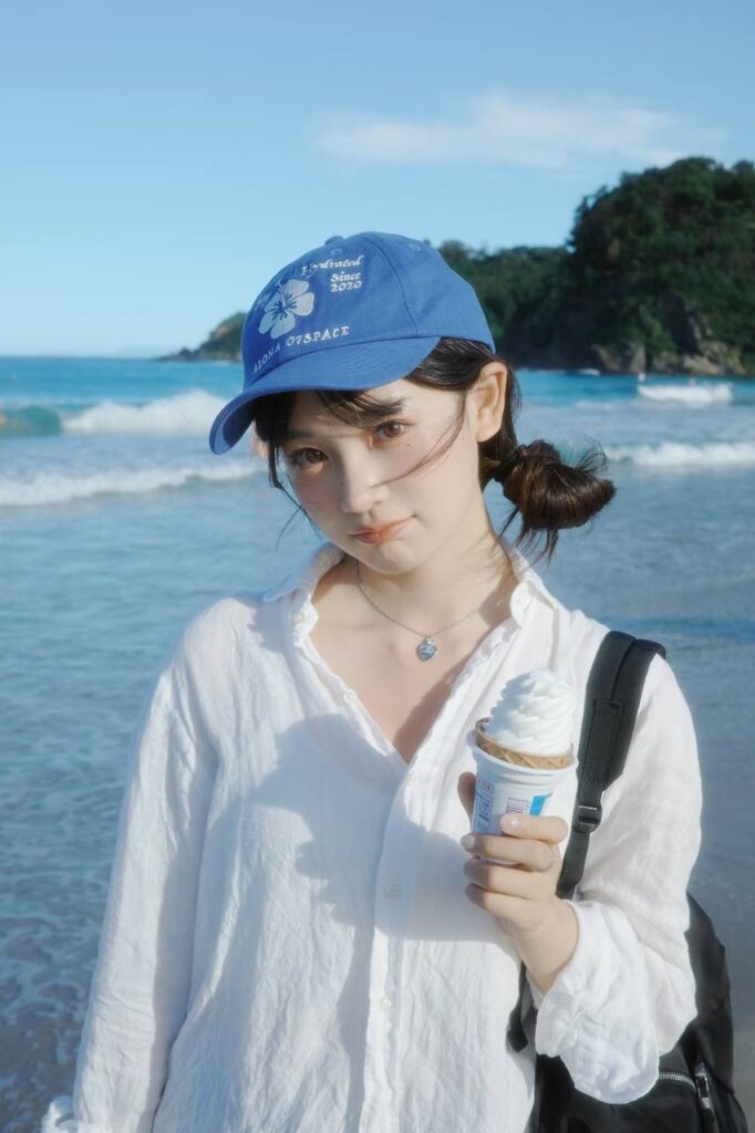 "一对情侣在公园散步，享受着包养关系中的幸福时光"