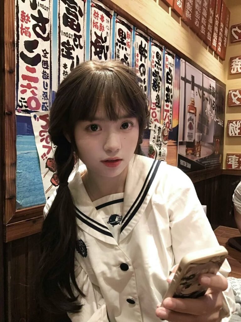 "一对情侣在浪漫的约会中享受彼此的陪伴"