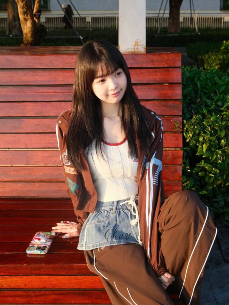 "一位年轻女性在城市中自信地前行，象征着从包养到自我提升的成长之旅。"