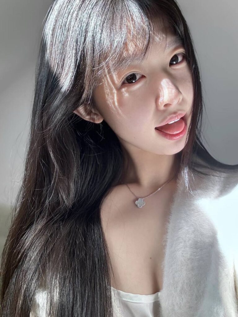 "一位年轻女子和一位成熟男士在高档餐厅用餐的场景"