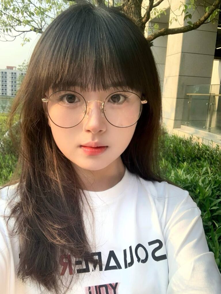 "一对情侣在浪漫的约会中享受美食和对话"